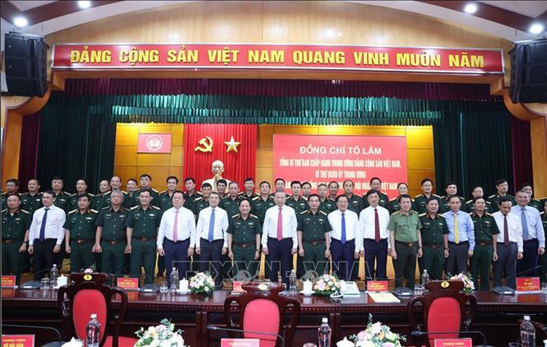 Tổng Bí thư Tô Lâm và các đại biểu chụp ảnh chung. Tổng Bí thư Tô Lâm và các đại biểu chụp ảnh chung.
