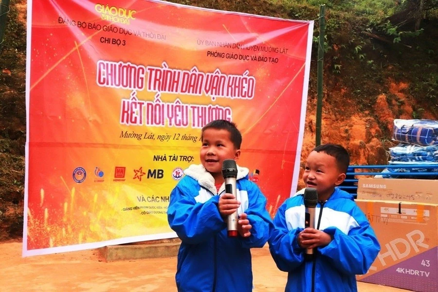 Các em nhỏ tự tin biểu diễn văn nghệ.