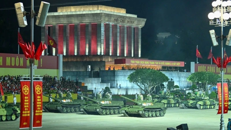 Lực lượng xe, pháo quân sự đi qua Quảng trường Ba Đình.