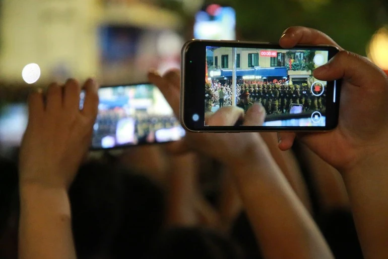 Người dân chào đón đoàn diễu binh, diễu hành qua các con phố.