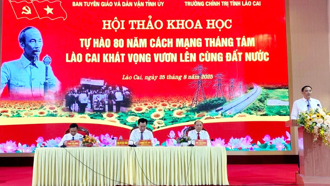 Các đồng chí chủ trì hội thảo. z6942584827947-4452949fa1806a002cdb24f4783bbdd7-9145.jpg