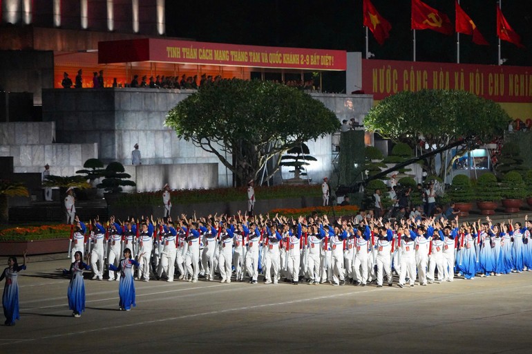 Khối báo chí đi qua Quảng trường Ba Đình. Khối báo chí đi qua Quảng trường Ba Đình.