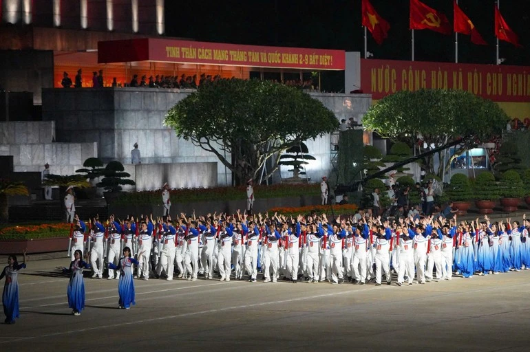 Khối báo chí đi qua Quảng trường Ba Đình.