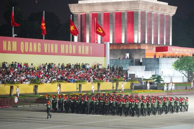 Khối cựu chiến binh đi qua Quảng trường Ba Đình.