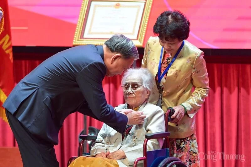 Tổng Bí thư Tô Lâm đã trao tặng danh hiệu Anh hùng Lao động cho bà Nguyễn Thị Bình - nguyên Ủy viên Trung ương Đảng, nguyên Phó Chủ tịch nước, nguyên Bộ trưởng Bộ Ngoại giao Chính phủ Cách mạng lâm thời Cộng hòa miền Nam Việt Nam.