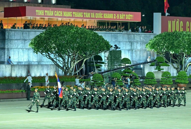 Khối đại diện Quân đội nhân dân Lào tham gia Tổng hợp luyện lần thứ 2 tại Quảng trường Ba Đình.