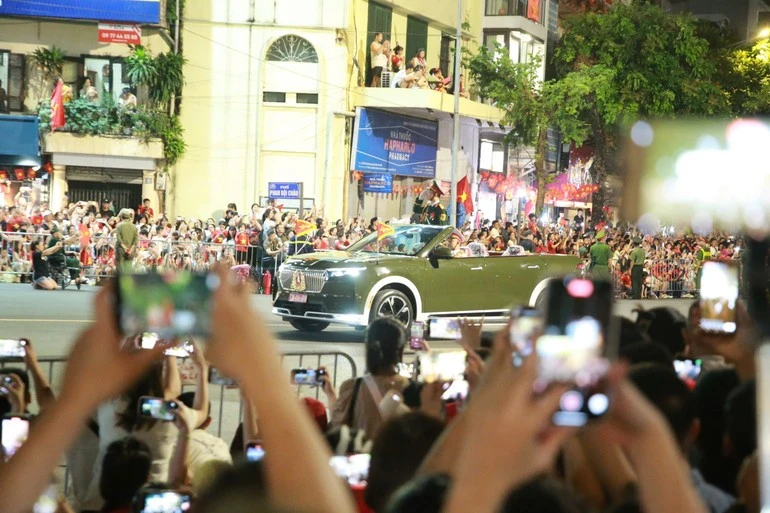 Người dân chào đón đoàn diễu binh, diễu hành qua các con phố.