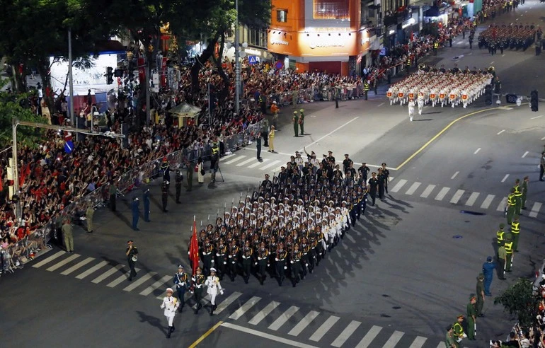 Các khối diễu binh, diễu hành đi qua phố Cửa Nam.