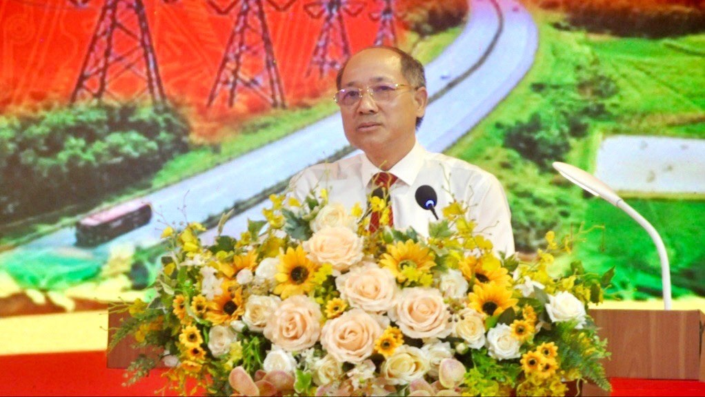 Đồng chí Hứa Tân Hưng, Hiệu trưởng Trường Chính trị tỉnh báo cáo đề dẫn tại hội thảo. z6942515323686-a54701289bce4d6adefe68eee7b454d1-8099.jpg