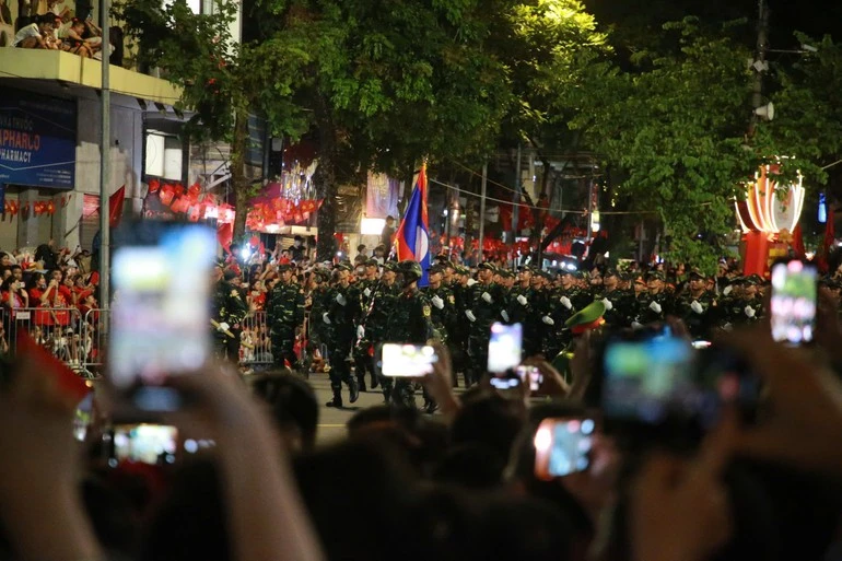 Người dân chào đón đoàn diễu binh, diễu hành qua các con phố.