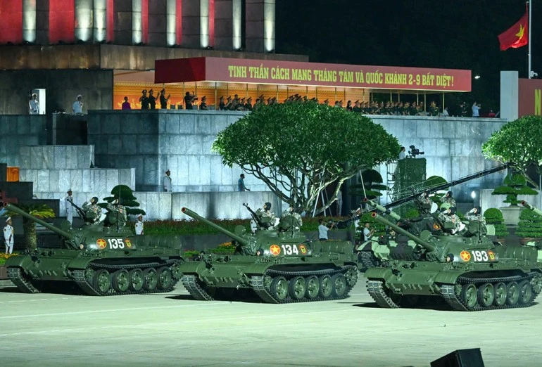 Lực lượng xe, pháo quân sự đi qua Quảng trường Ba Đình.