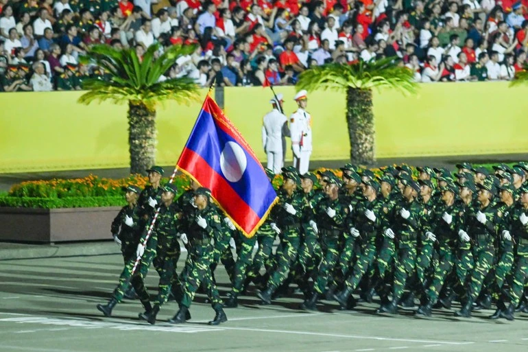 Khối đại diện Quân đội nhân dân Lào tham gia Tổng hợp luyện lần thứ 2 tại Quảng trường Ba Đình.