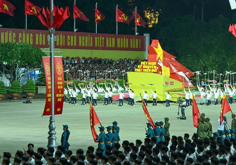 Các khối diễu hành qua Quảng trường Ba Đình.