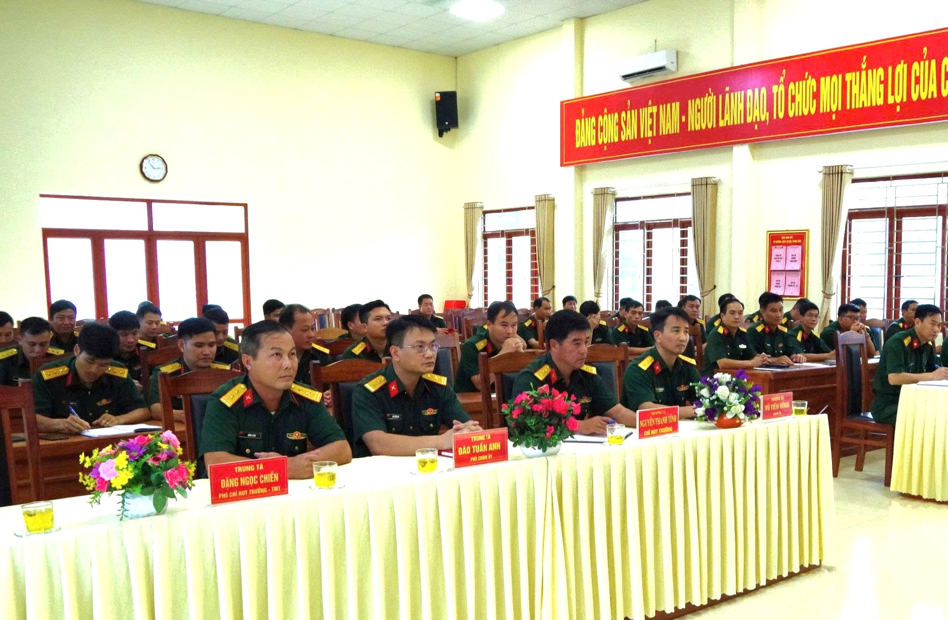 Các đại biểu tham dự hội nghị. img-20251014-222052.jpg
