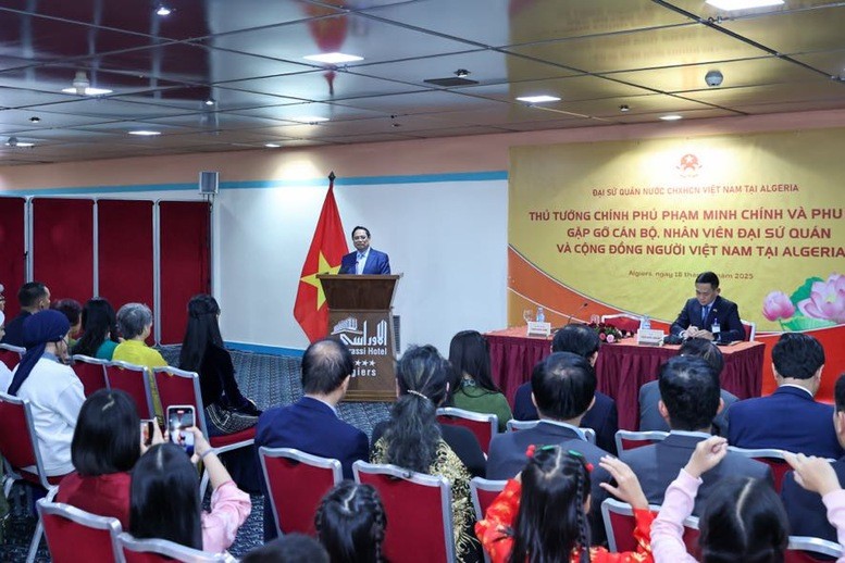 Thủ tướng đề nghị bà con tiếp tục góp phần để tình cảm này ngày càng đơm hoa, kết trái qua các thế hệ, đưa quan hệ song phương năm sau tốt hơn năm trước, thập kỷ sau tốt hơn thập kỷ trước.