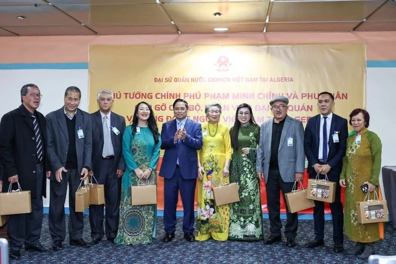 Thủ tướng Phạm Minh Chính và Phu nhân tặng quà đại diện cộng đồng người Việt Nam tại Algeria.