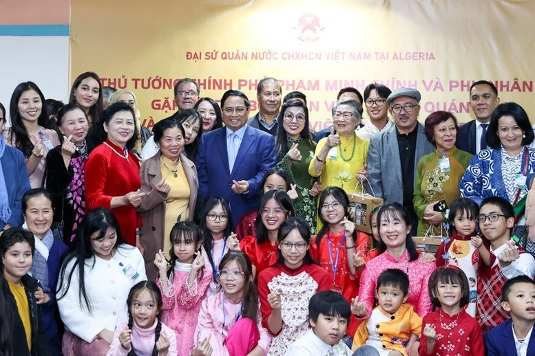 Thủ tướng Phạm Minh Chính và Phu nhân cùng cán bộ, nhân viên Đại sứ quán và đại diện cộng đồng người Việt Nam tại Algeria.