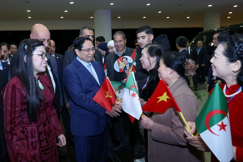 Thủ tướng Phạm Minh Chính, Phu nhân Lê Thị Bích Trân và Đoàn đại biểu cấp cao Việt Nam gặp gỡ cán bộ, nhân viên Đại sứ quán và cộng đồng người Việt Nam tại Algeria.