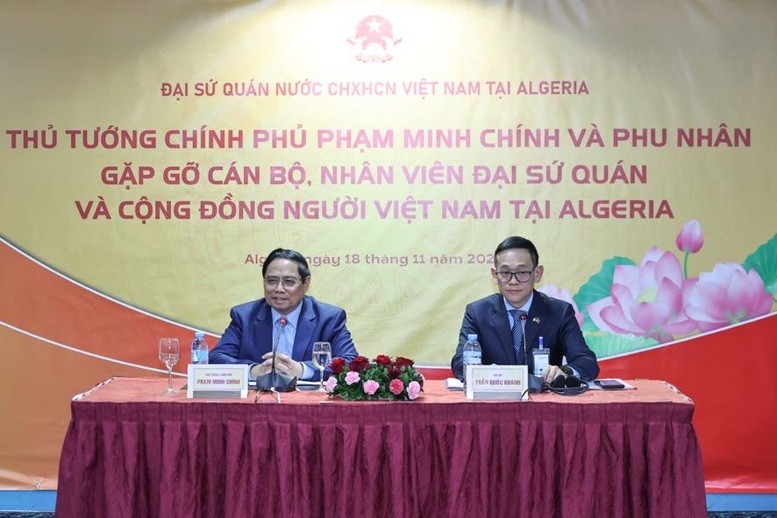 Thủ tướng lắng nghe các ý kiến kiều bào tại cuộc gặp mặt.