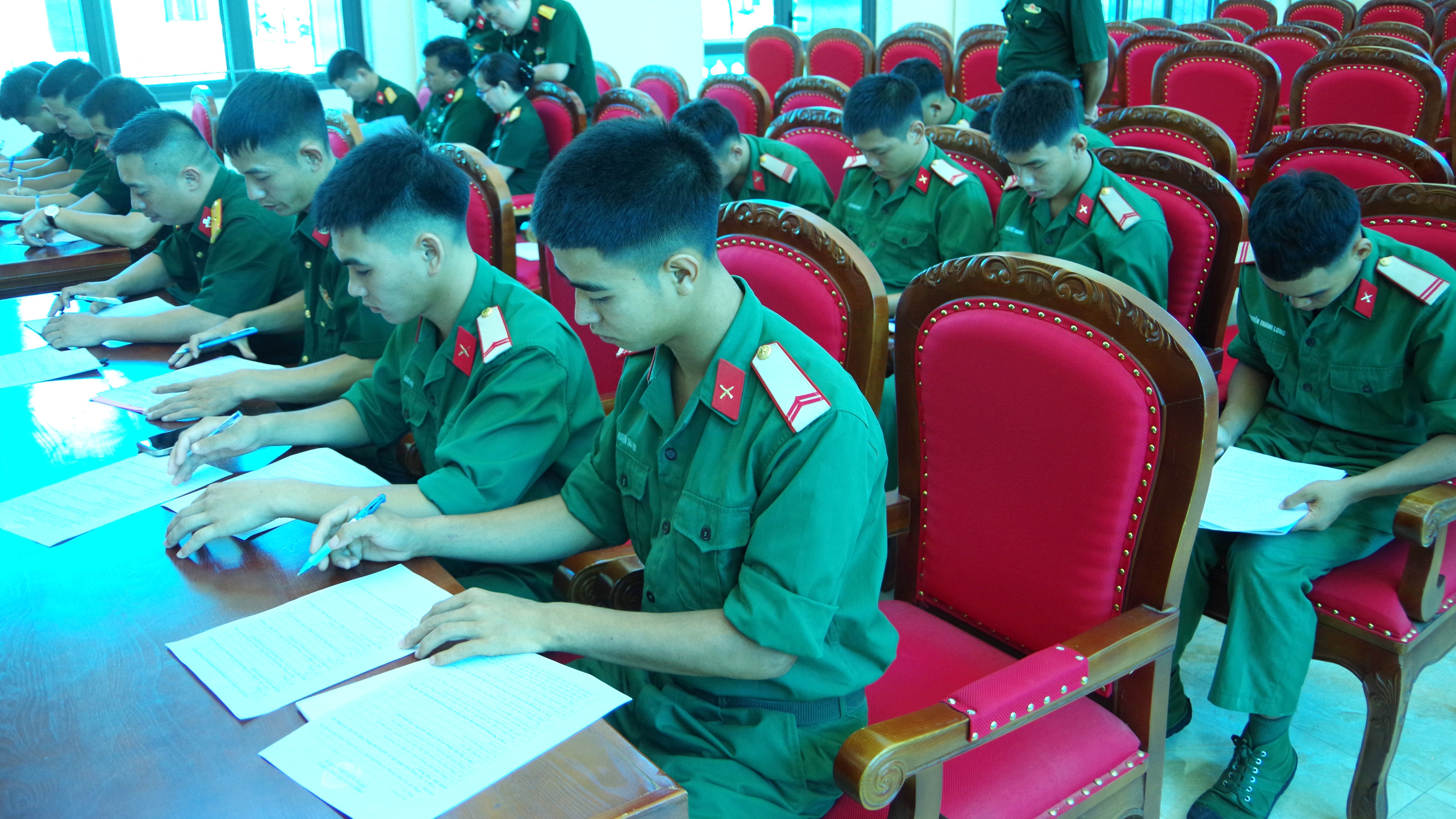Cán bộ, chiến sĩ Trung đoàn 121 làm bài kiểm tra nhận thức a3.jpg