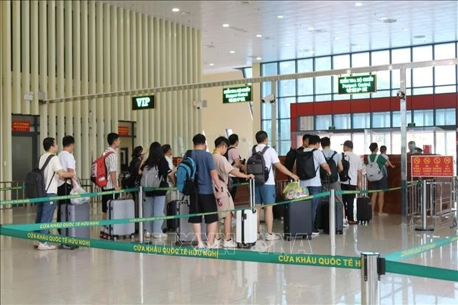 Công dân nước ngoài nhập cảnh bằng thị thực điện tử vào Việt Nam qua cửa khẩu quốc tế Hữu Nghị (Lạng Sơn). Ảnh minh họa.