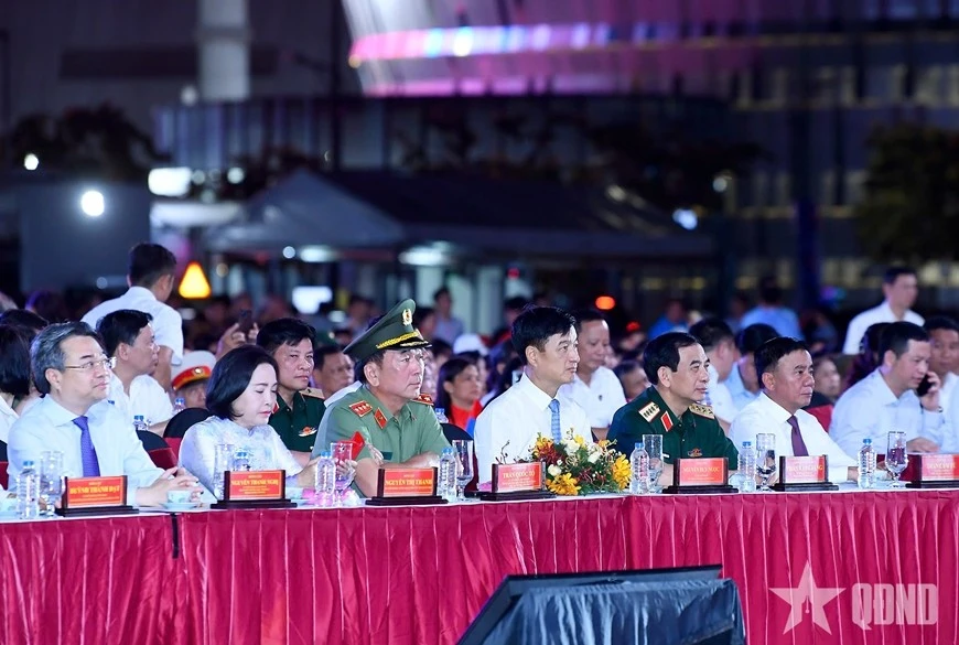 Đại tướng Phan Văn Giang, Ủy viên Bộ Chính trị, Phó bí thư Quân ủy Trung ương, Bộ trưởng Bộ Quốc phòng cùng các đại biểu dự tại điểm cầu TP Hồ Chí Minh.