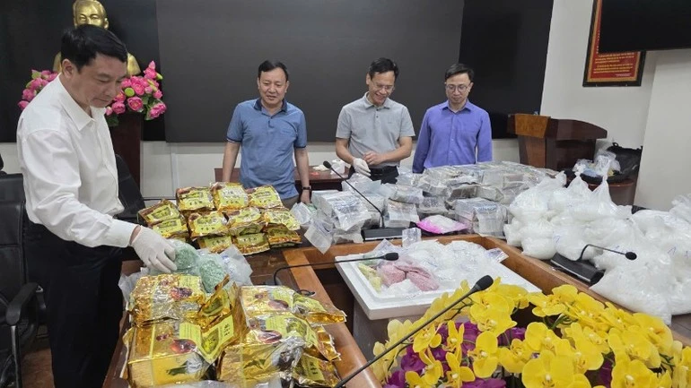 Lãnh đạo ban chuyên án kiểm tra vật chứng của vụ án.