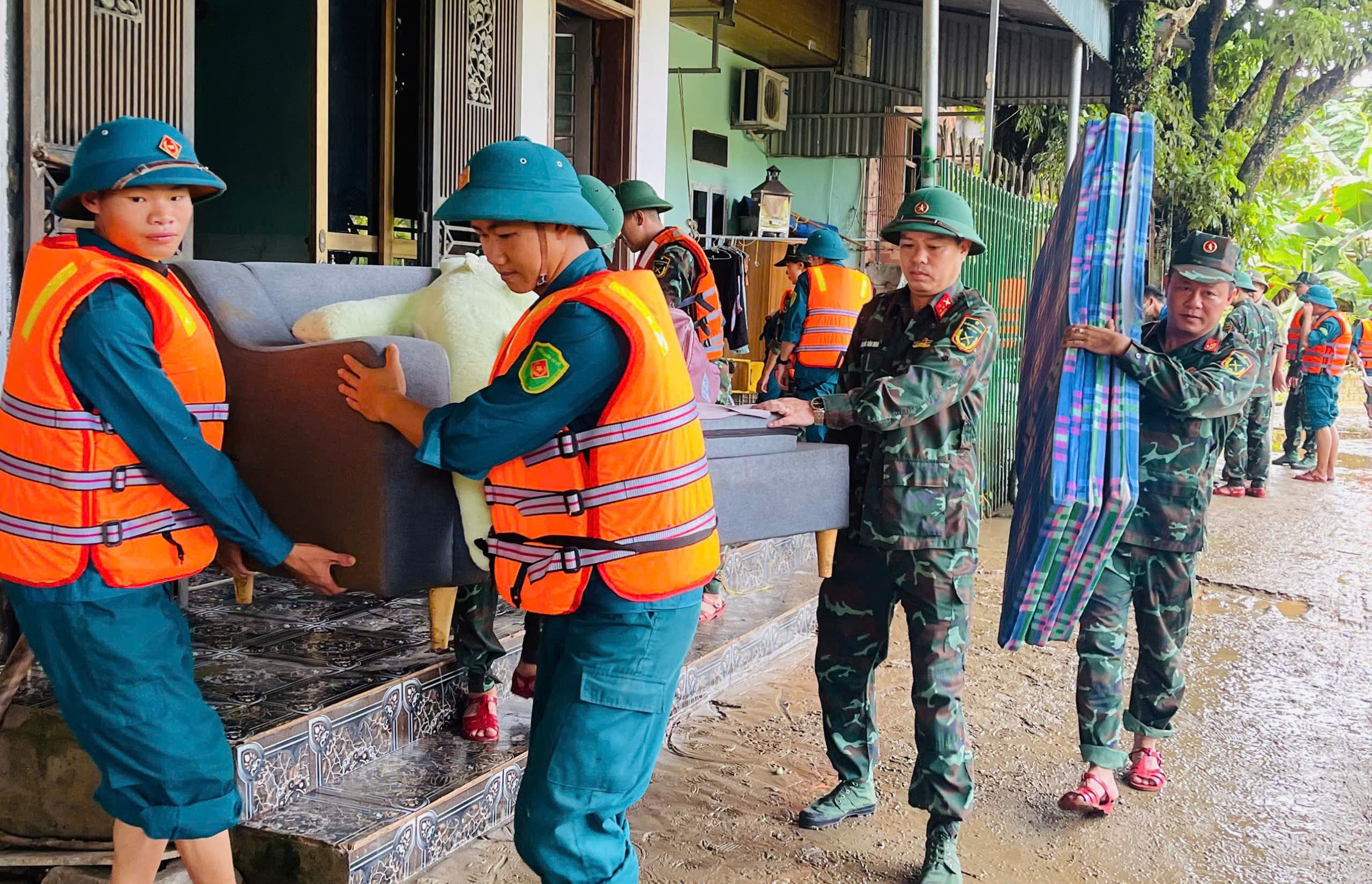 Giúp dân vận chuyển tài sản đến nơi an toàn. Giúp dân vận chuyển tài sản đến nơi an toàn.