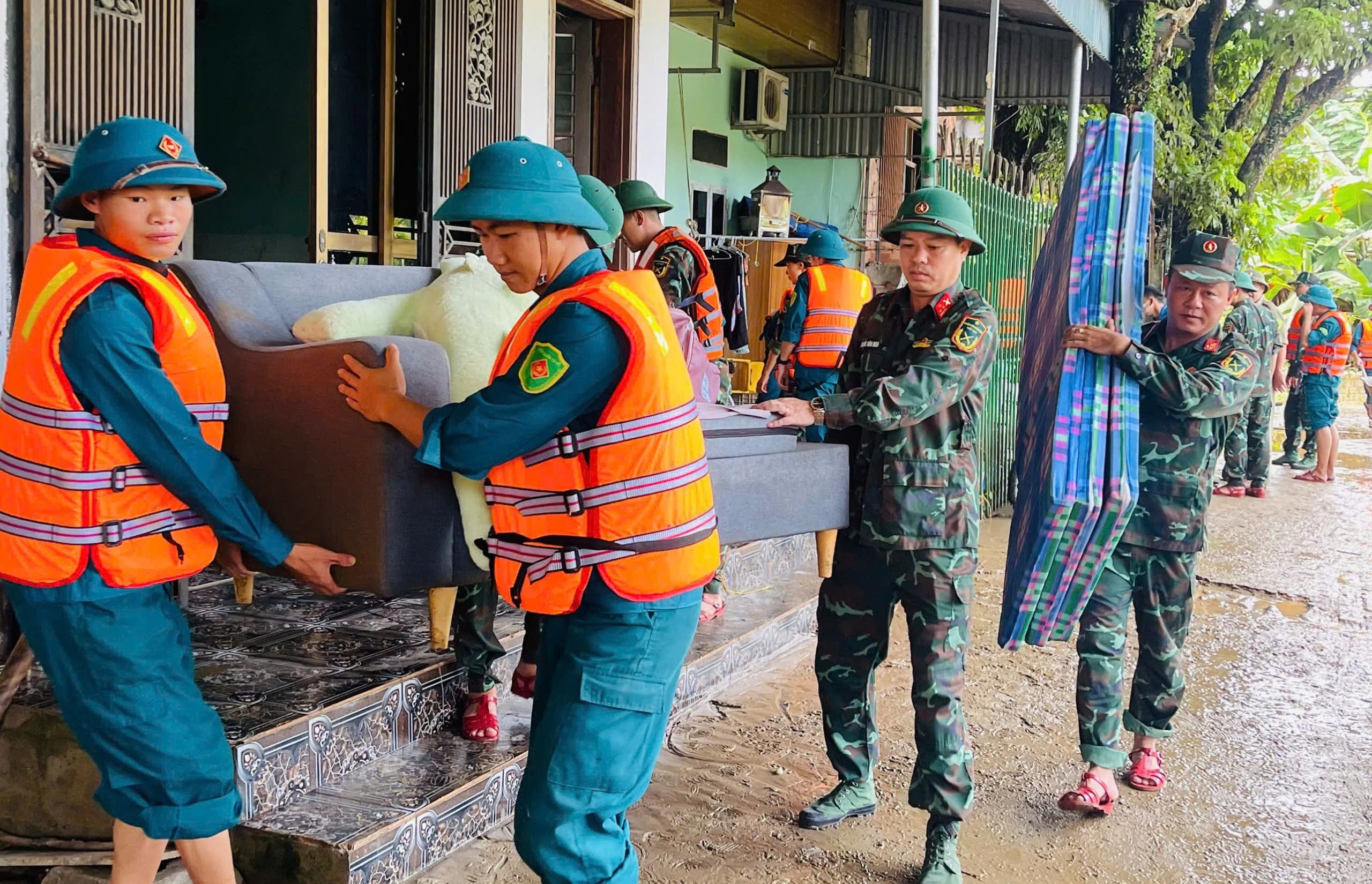 Giúp dân vận chuyển tài sản đến nơi an toàn.