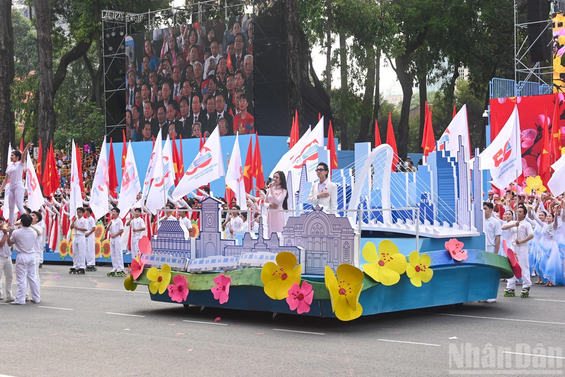 Các nghệ sĩ trẻ Phương Mỹ Chi và Double 2T trong chương trình nghệ thuật tại Lễ kỷ niệm 50 năm Giải phóng miền nam, thống nhất đất nước.