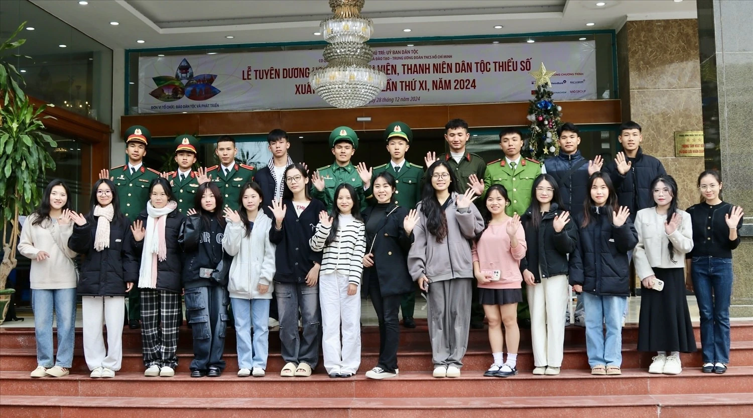 Học sinh, sinh viên, thanh niên DTTS tham dự Lễ Tuyên dương chụp ảnh lưu niệm.