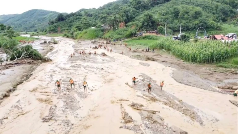Bộ đội tìm kiếm nạn nhân và khắc phục hậu quả lũ quét ở Làng Nủ.