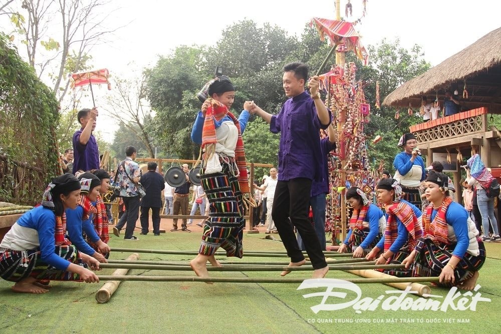 Đồng bào dân tộc tái hiện điệu múa sạp. Ảnh: Phạm Sỹ. Đồng bào dân tộc tái hiện điệu múa sạp. Ảnh: Phạm Sỹ.