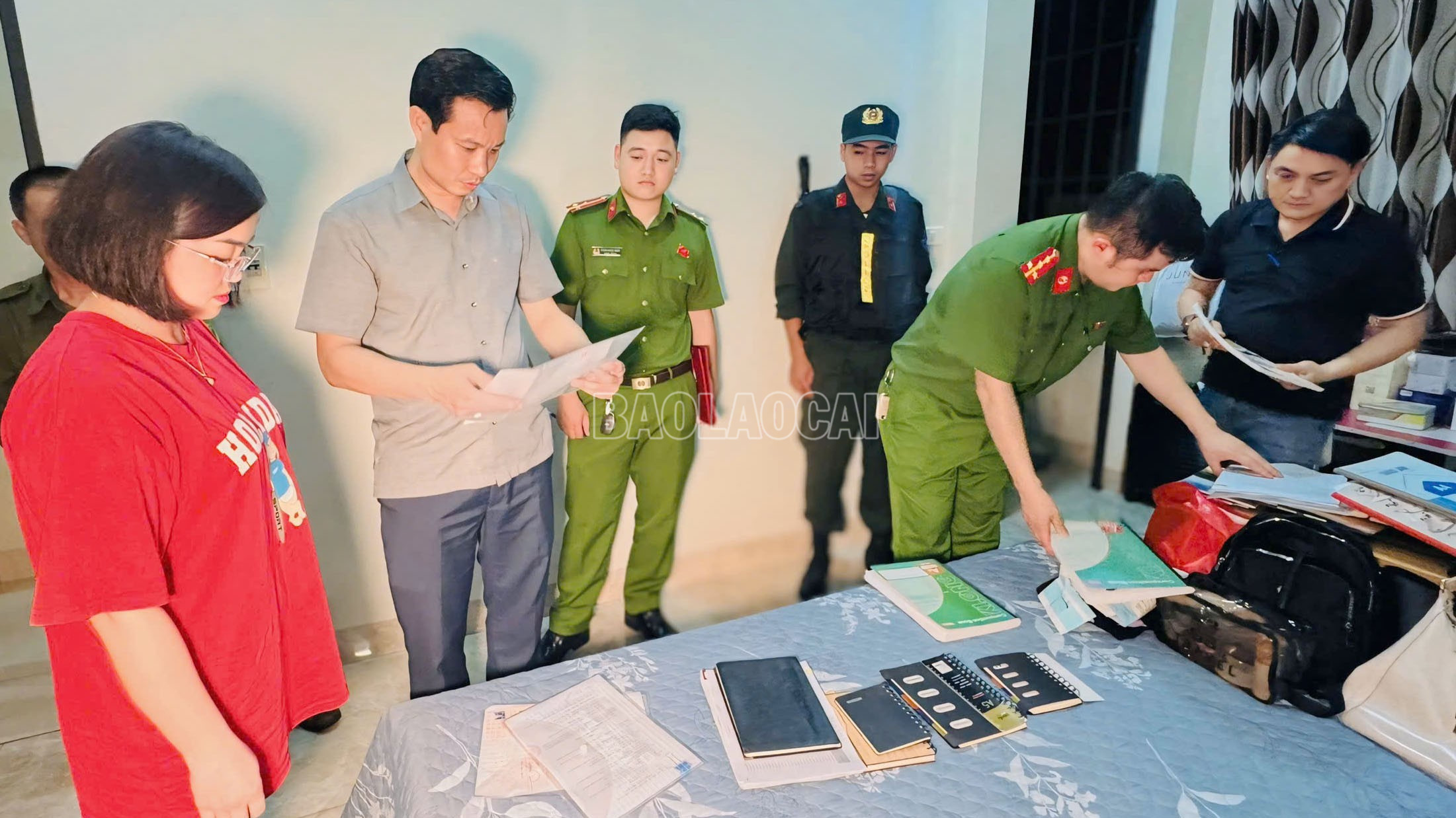 Lực lượng chức năng khám xét tại một địa điểm của đường dây trên địa bàn tỉnh Lào Cai. baolaocai-c_anh-3.jpg