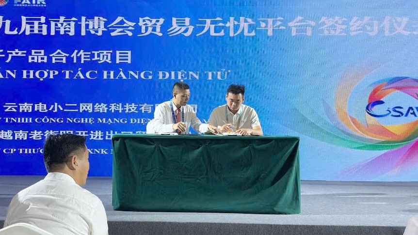 Doanh nghiệp hai tỉnh ký kết hợp đồng. a4.jpg