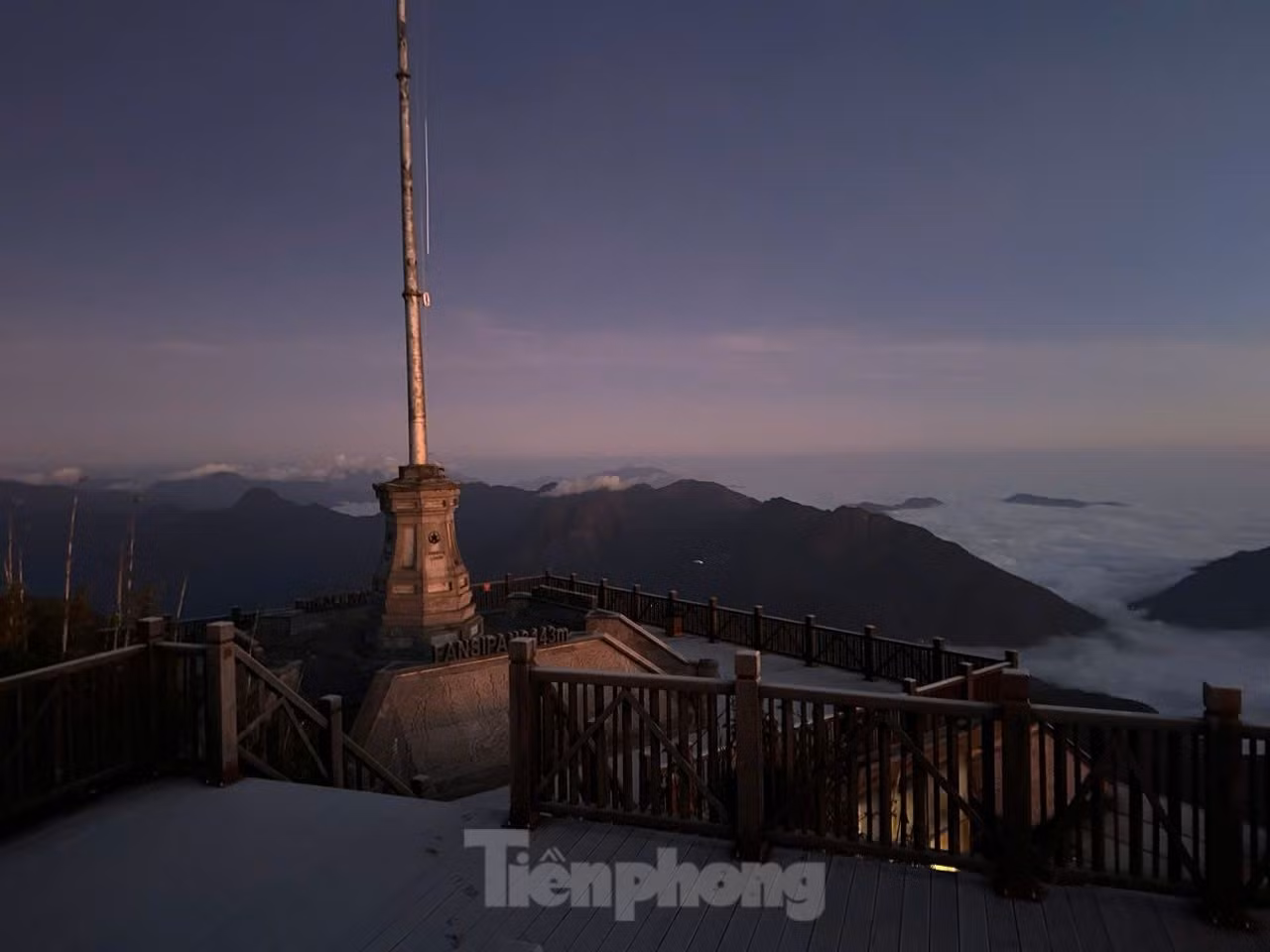 Sáng 23/12, đại diện truyền thông Fansipan Legend cho biết, khoảng 5h cùng ngày, tại đỉnh Fansipan nhiệt độ xuống dưới 1 độ C và xuất hiện sương muối.