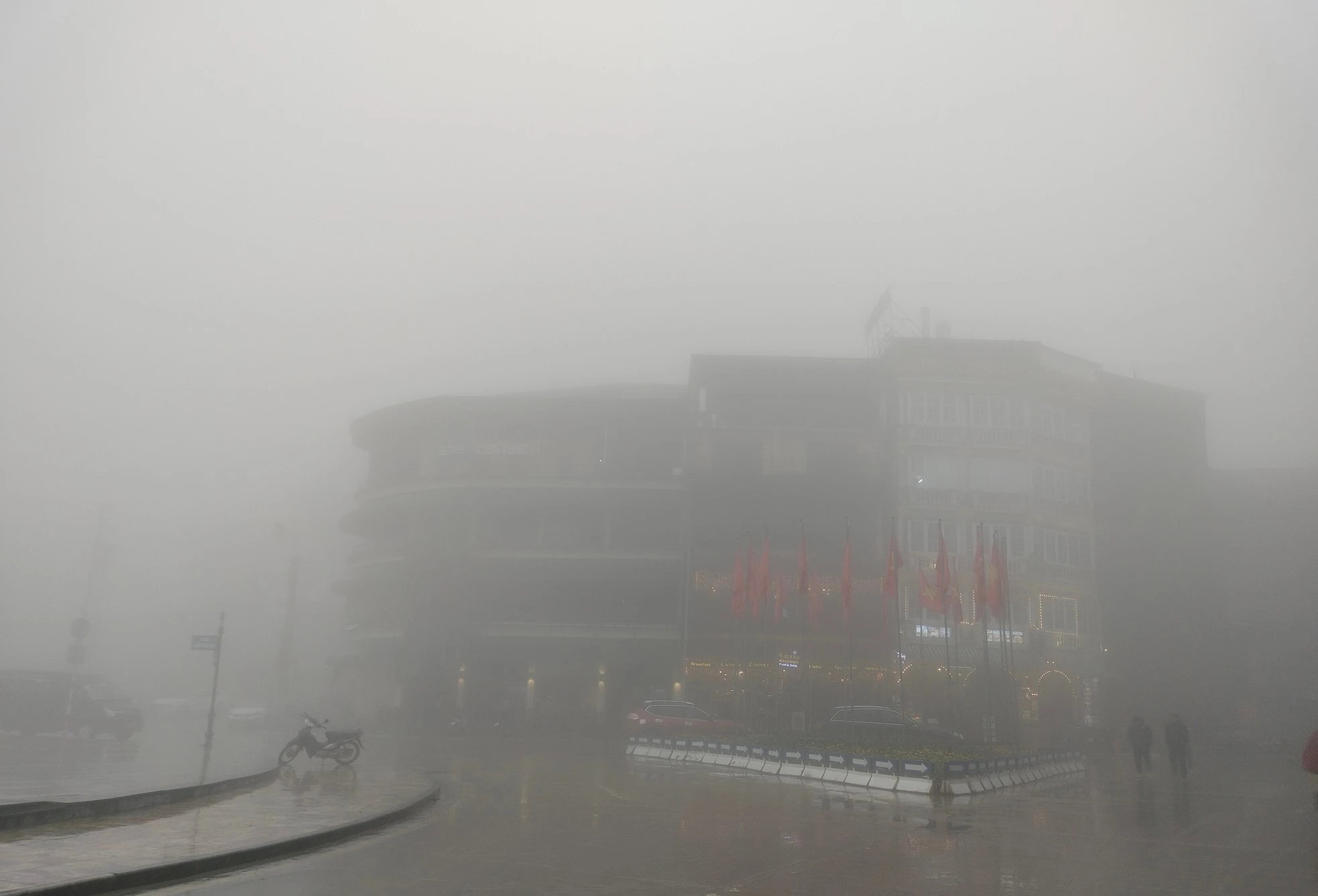 Các hoạt động bắt đầu từ ngày 20/12 đến hết kỳ nghỉ tết Dương lịch, du khách sẽ được trải nghiệm không gian mùa giáng sinh, tuyết rơi lung linh với cây thông khổng lồ cùng hộp quà, tuần lộc, xe trượt tuyết, ông già Noel tại Công viên Văn hóa các dân tộc Sa Pa...