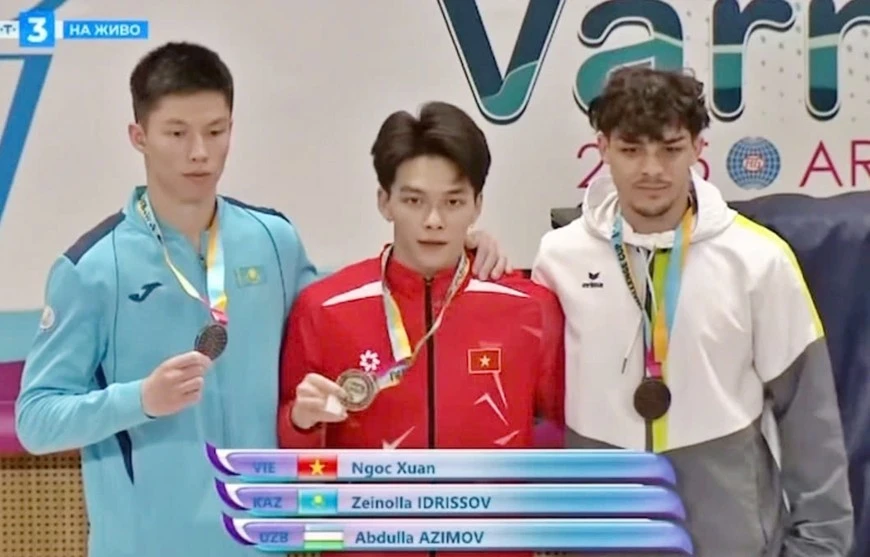 Xuân Thiện (giữa) trên bục nhận huy chương vàng.