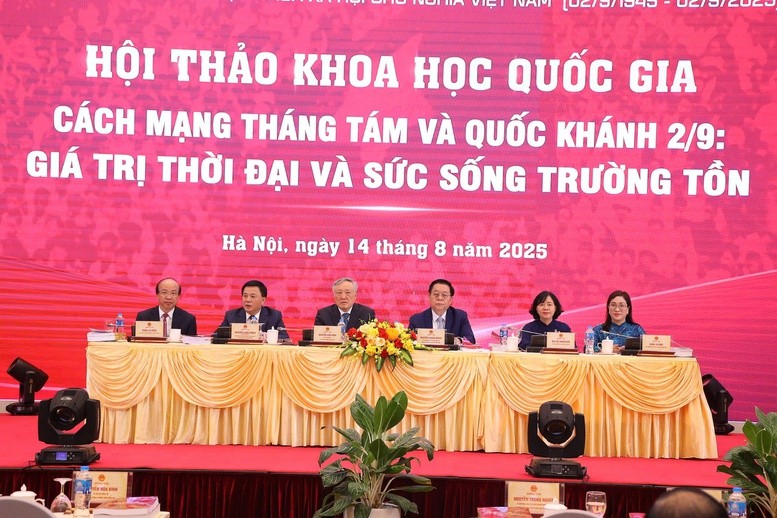 Các đồng chí lãnh đạo chủ trì Hội thảo. Các đồng chí lãnh đạo chủ trì Hội thảo.