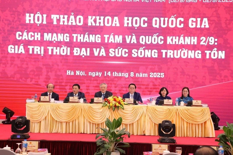 Các đồng chí lãnh đạo chủ trì Hội thảo.