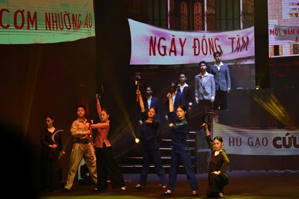 Nhiều mốc son lịch sử của dân tộc được tái hiện sống động trong chương trình.