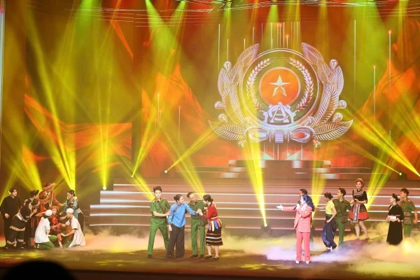 Hình ảnh lực lượng CAND được thể hiện xúc động trong chương trình.