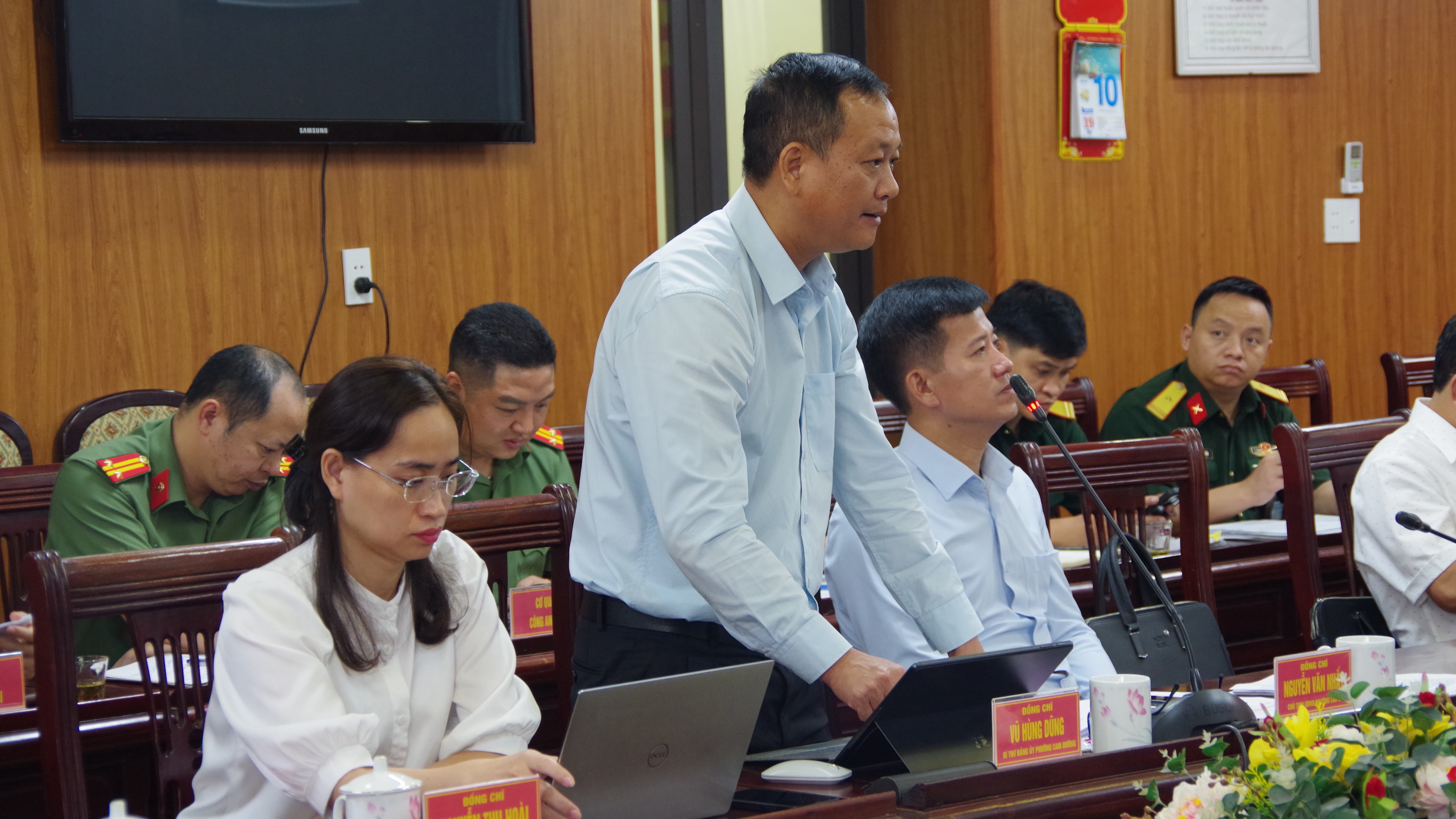 Đồng chí Vũ Hùng Dũng - Bí thư Đảng ủy phường Cam Đường phát biểu tại buổi kiểm tra. 7-dong-chi-vu-hung-dung-bi-thu-dang-uy-phuong-cam-duong-tham-luan-tai-hoi-nghi.jpg