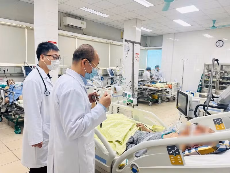 Phó Giáo sư, Tiến sĩ Đỗ Duy Cường, Giám đốc Trung tâm Nhiệt đới, Bệnh viện Bạch Mai khám cho người bệnh.