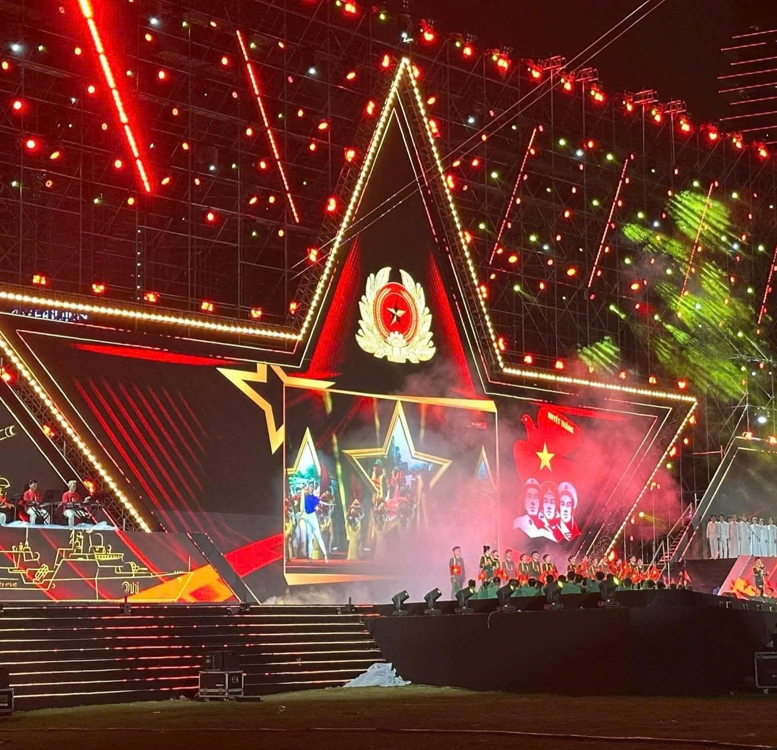 Chương trình "Dưới cờ vinh quang" tại điểm cầu TP Hồ Chí Minh.