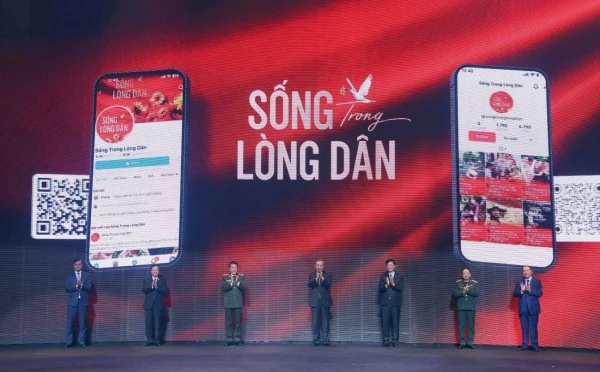 Tổng Bí thư Tô Lâm và Bộ trưởng Lương Tam Quang cùng các đại biểu phát động chương trình kênh truyền thông “Sống trong lòng dân” với chiến dịch “Hoa hướng dương” do Bộ Công an xây dựng, phát động.