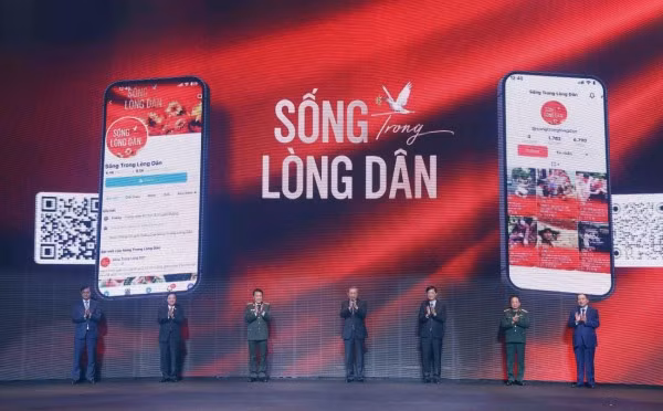 Tổng Bí thư Tô Lâm và Bộ trưởng Lương Tam Quang cùng các đại biểu phát động chương trình kênh truyền thông “Sống trong lòng dân” với chiến dịch “Hoa hướng dương” do Bộ Công an xây dựng, phát động.