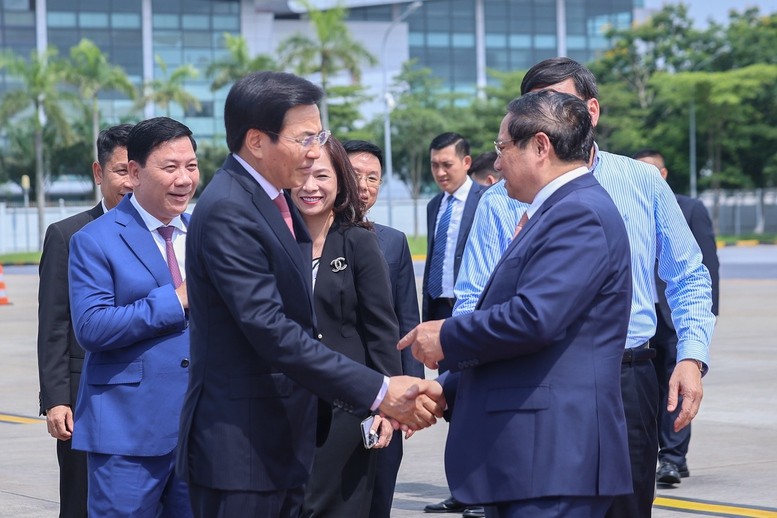 Bộ trưởng, Chủ nhiệm Văn phòng Chính phủ Trần Văn Sơn tiễn Thủ tướng cùng Đoàn tại sân bay quốc tế Nội Bài. Bộ trưởng, Chủ nhiệm Văn phòng Chính phủ Trần Văn Sơn tiễn Thủ tướng cùng Đoàn tại sân bay quốc tế Nội Bài.
