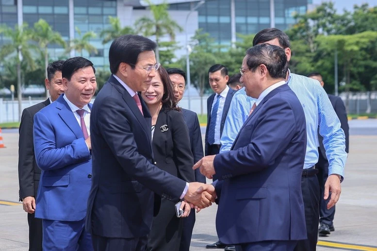 Bộ trưởng, Chủ nhiệm Văn phòng Chính phủ Trần Văn Sơn tiễn Thủ tướng cùng Đoàn tại sân bay quốc tế Nội Bài.