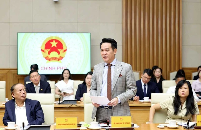 Các đại biểu nêu ý kiến tại cuộc làm việc.